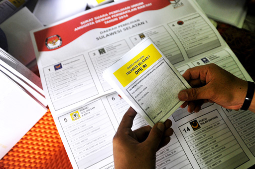 Pekerja melipat kertas suara Pemilu Legislatif di Makassar, Sulsel, Senin (3/3)