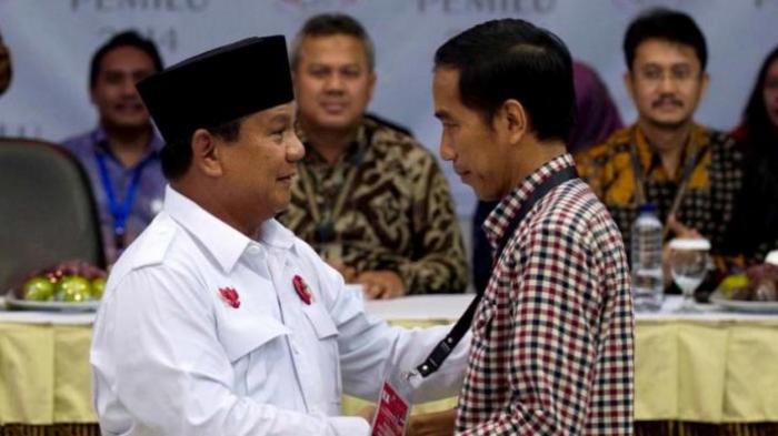 capres-prabowo-subianto-kanan-saling-berjabat-tangan-dengan-capres-joko-widodo